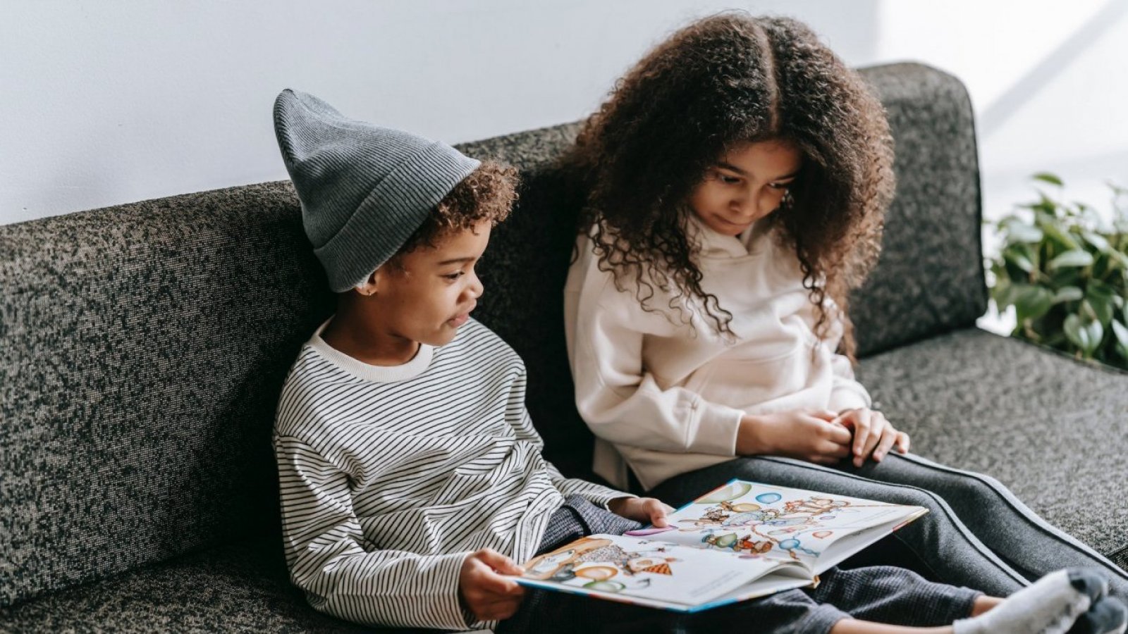 Niños leyendo adivinanzas