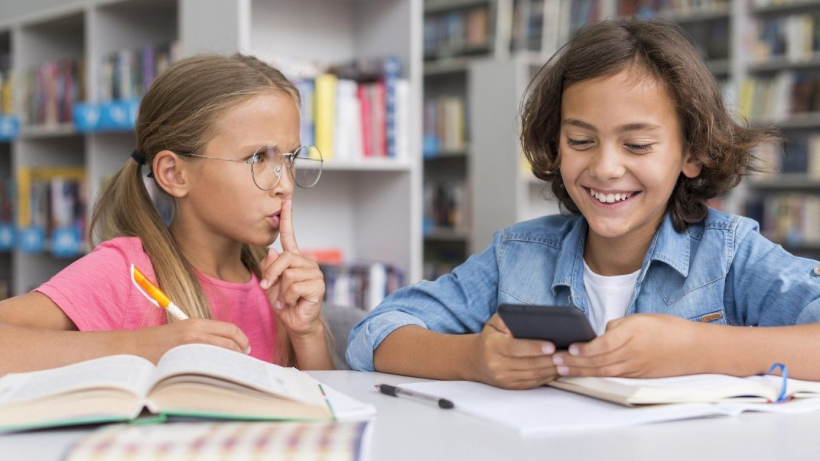 Prohibición celulares en colegios de Reino Unido.