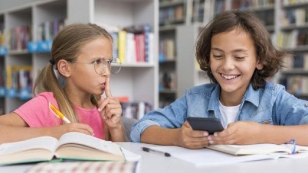 Prohibición celulares en colegios de Reino Unido.