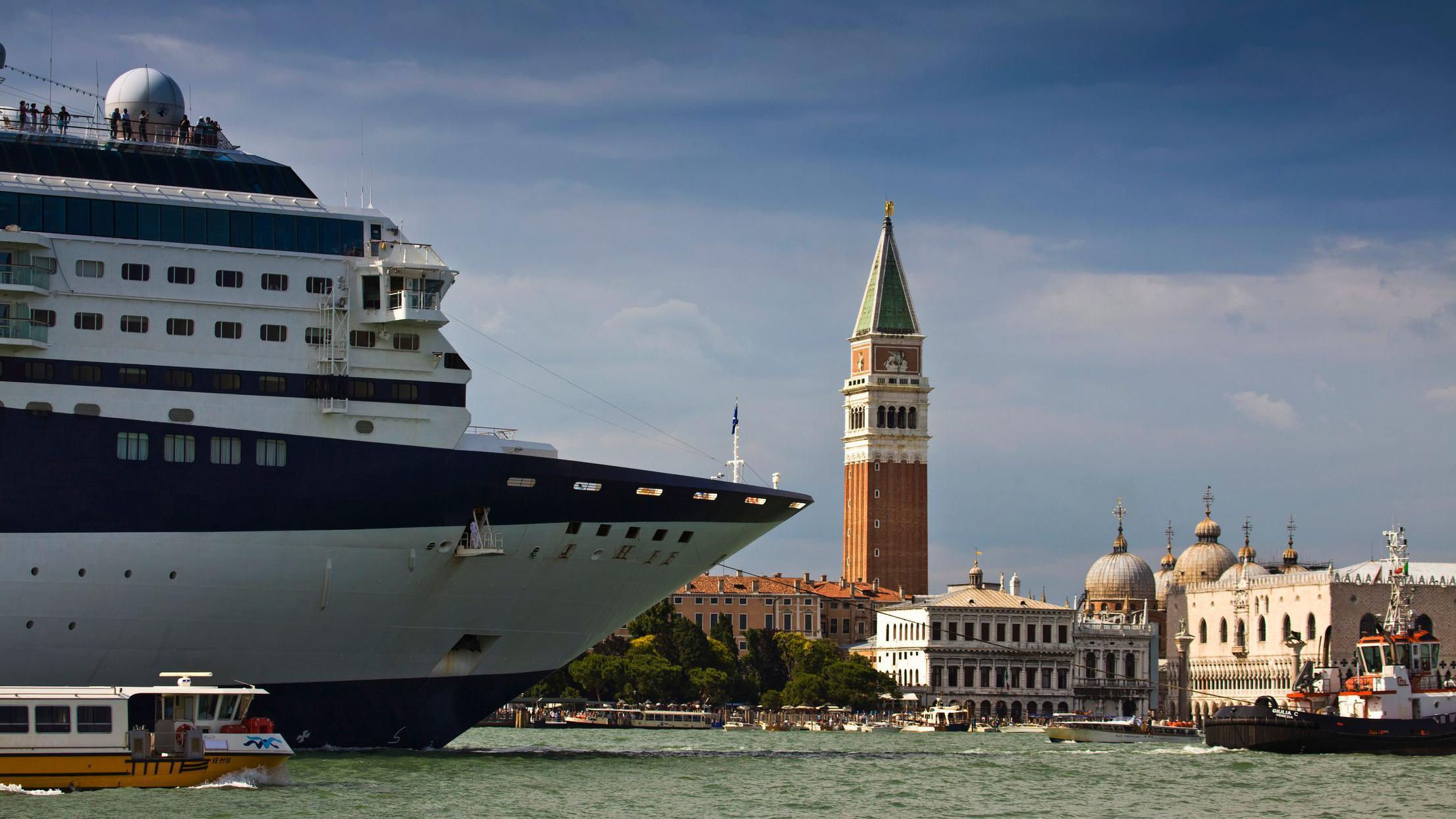 Un crucero con Venecia al fondo