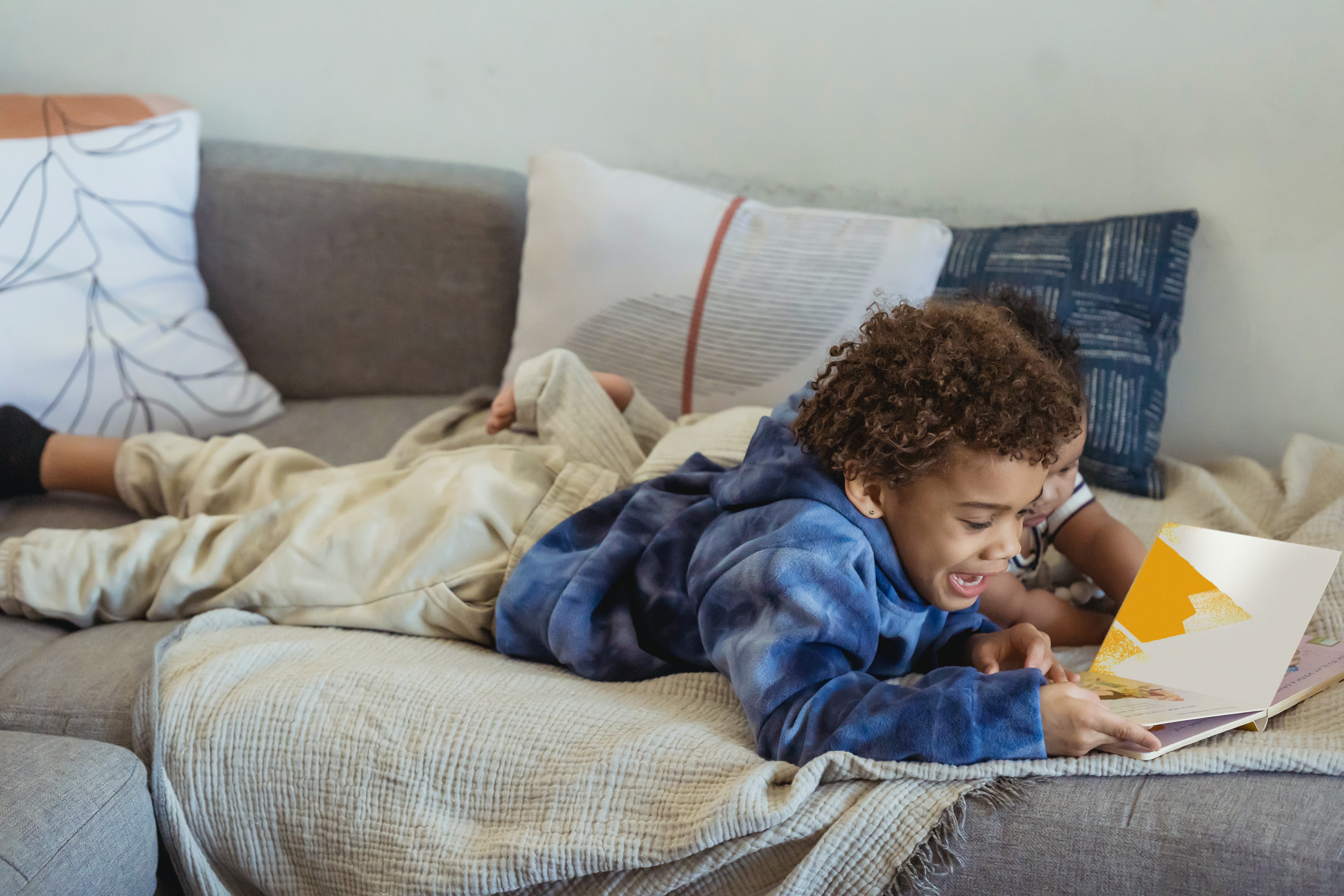 Niños leyendo