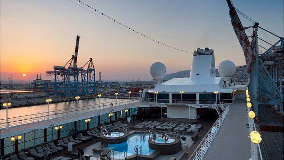 Barco en el puerto de Haifa, en Israel.