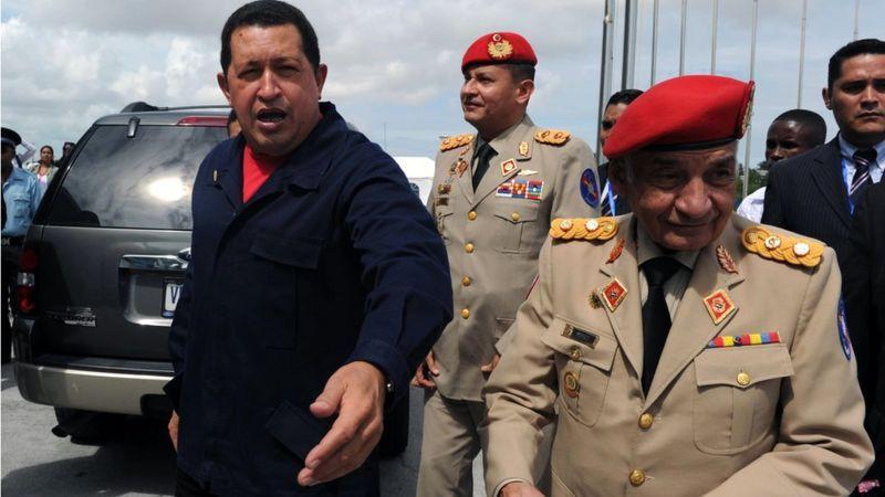 Hugo Chávez (en la foto en un encuentro de Unasur en Guyana) le bajó el tono a la disputa.