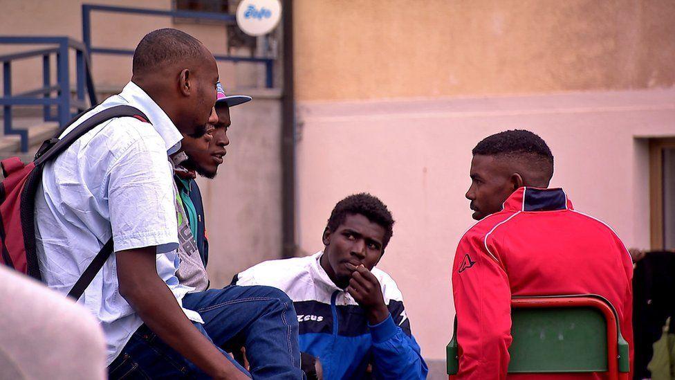 Jóvenes africanos charlando.