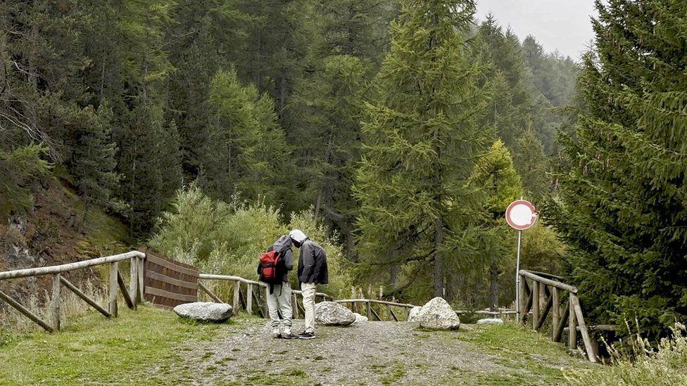 Dos migrantes africanos en los Alpes.