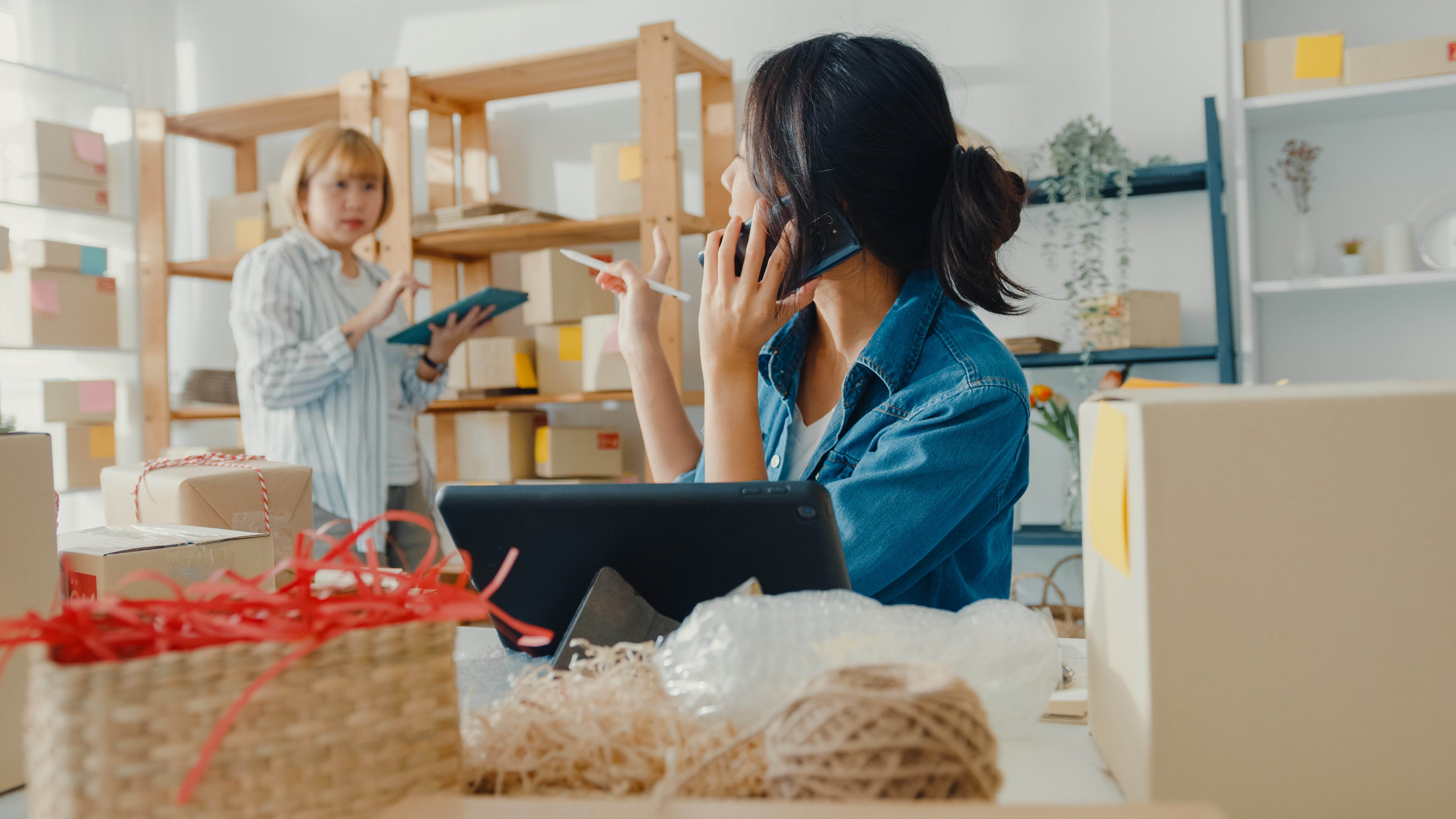 Mujeres emprendedoras conversando