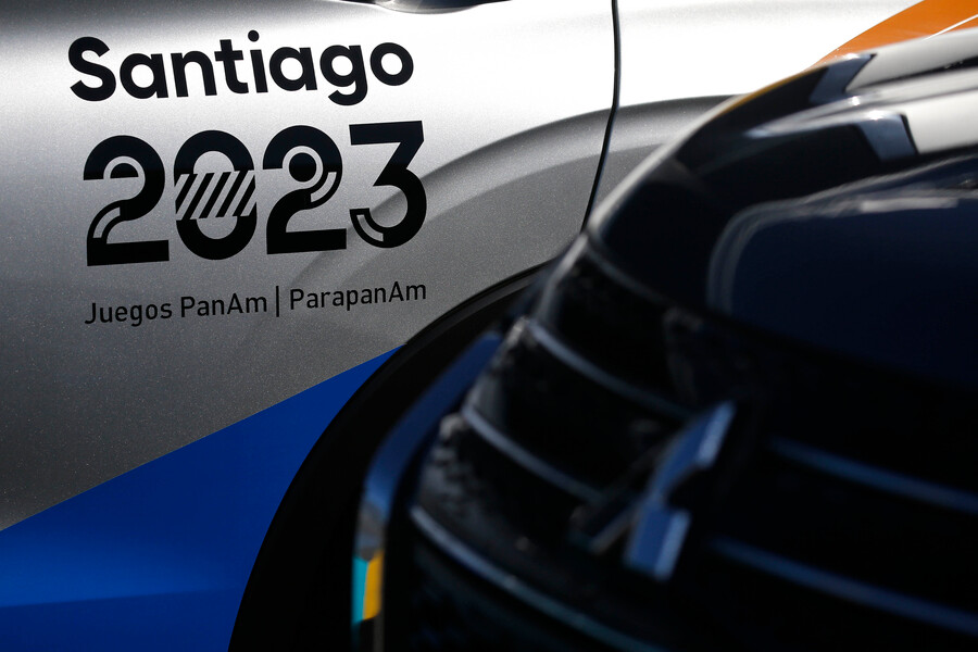 Auto con logo de Santiago 2023.
