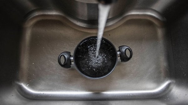 Olla con agua. Corte de agua Santiago Aguas Andinas.