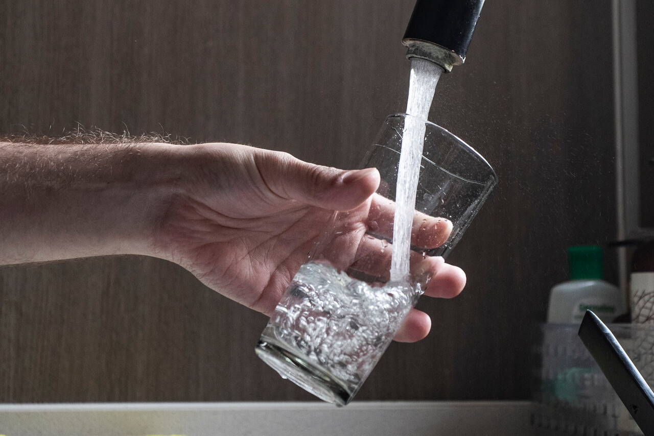 Vaso lleno con agua. Corte de agua en Santiago.