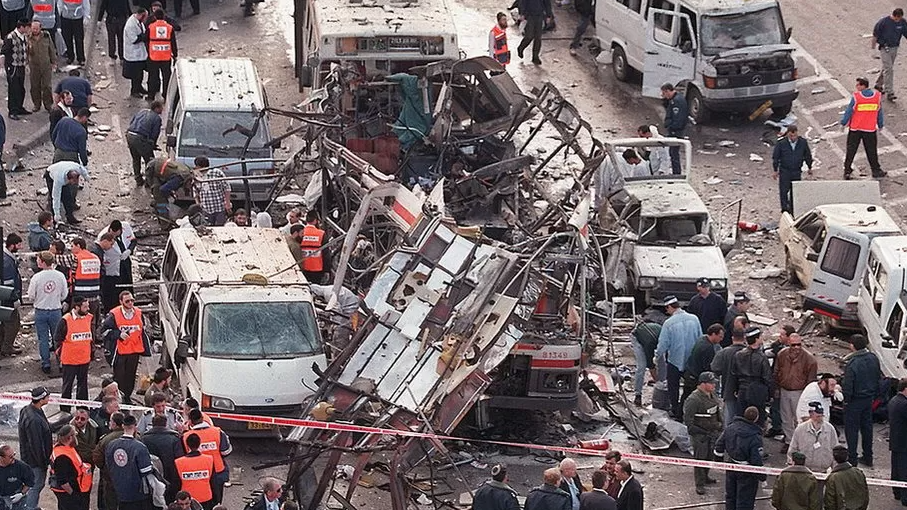 Restos de autobús tras sufrir una explosión.