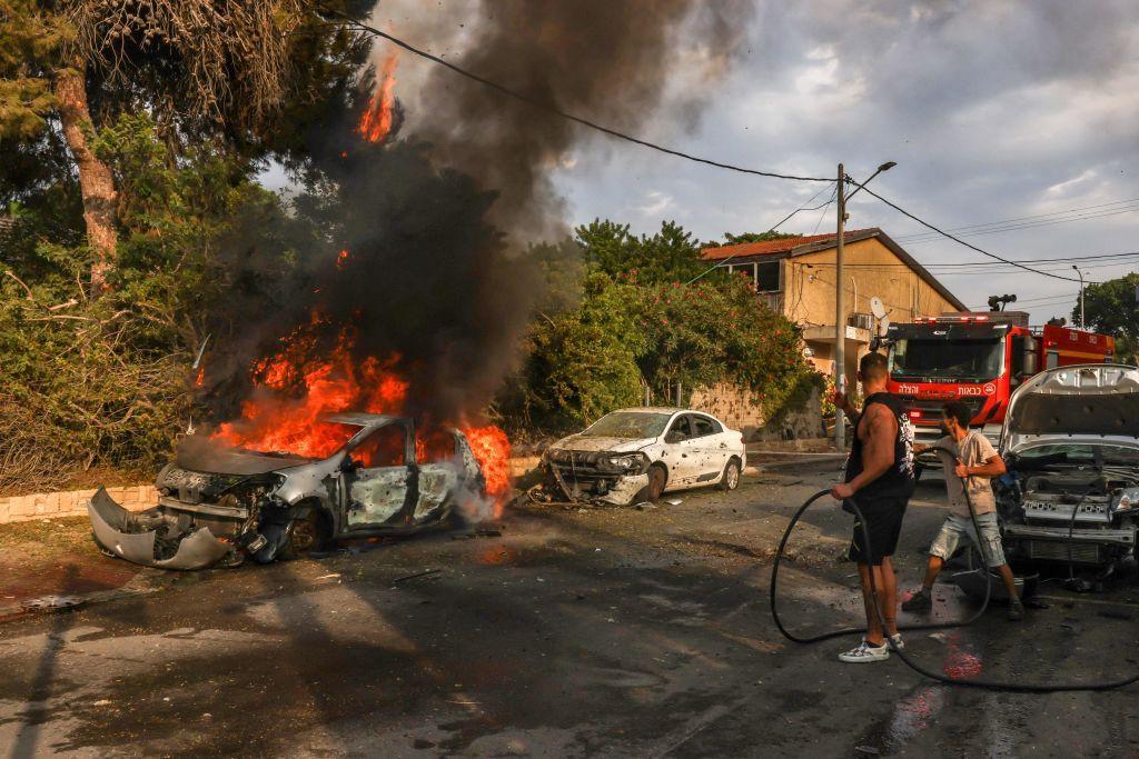 Autos quemados en la ciudad de Ascalón, Israel.