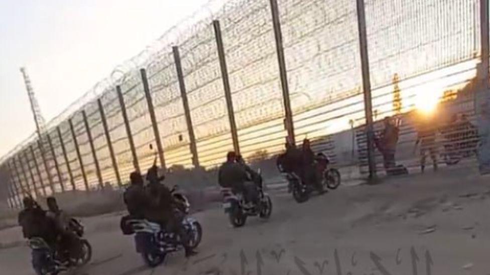 Una fila de militantes en moto.