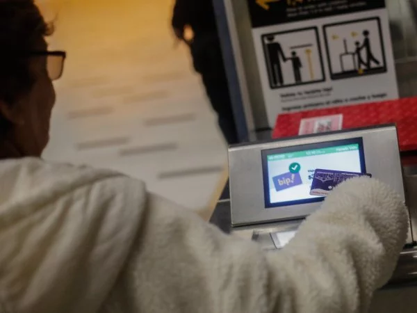 Persona pagando el Metro de Santiago. Horarios Metro de Santiago.