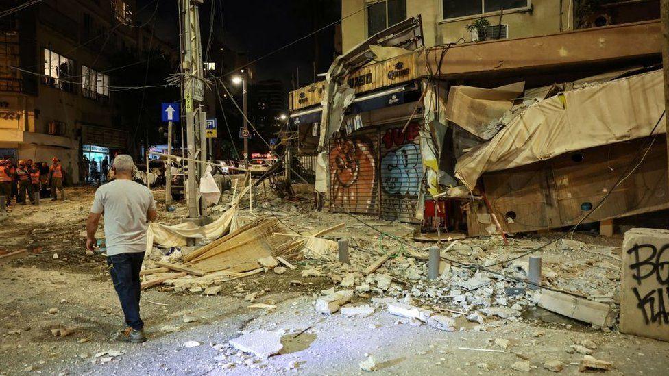 Un hombre pasa al frente de una tienda en Tel Aviv