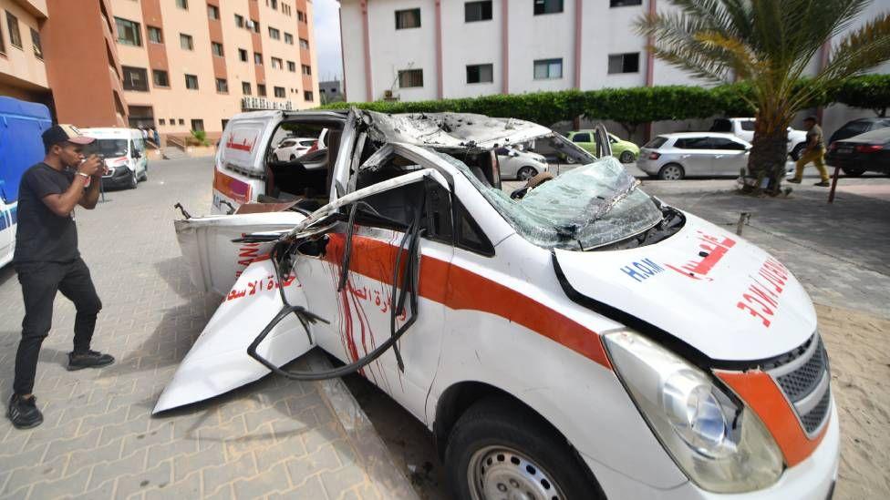 Ambulancia con el techo colapsado y sangre derramada en la puerta