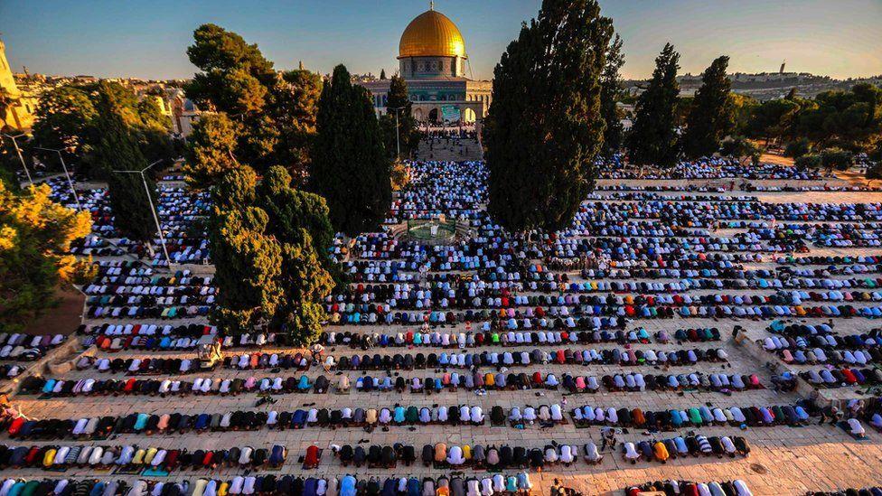 Ubicada en el corazón de la Ciudad Vieja de Jerusalén, al Aqsa se encuentra en una colina conocida por los musulmanes como al Haram al Sharif