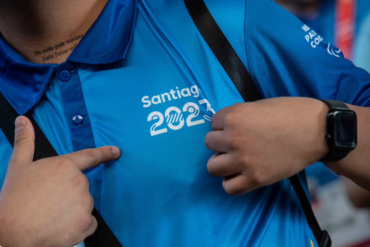 Polera con logo de los Juegos Panamericanos Santiago 2023.