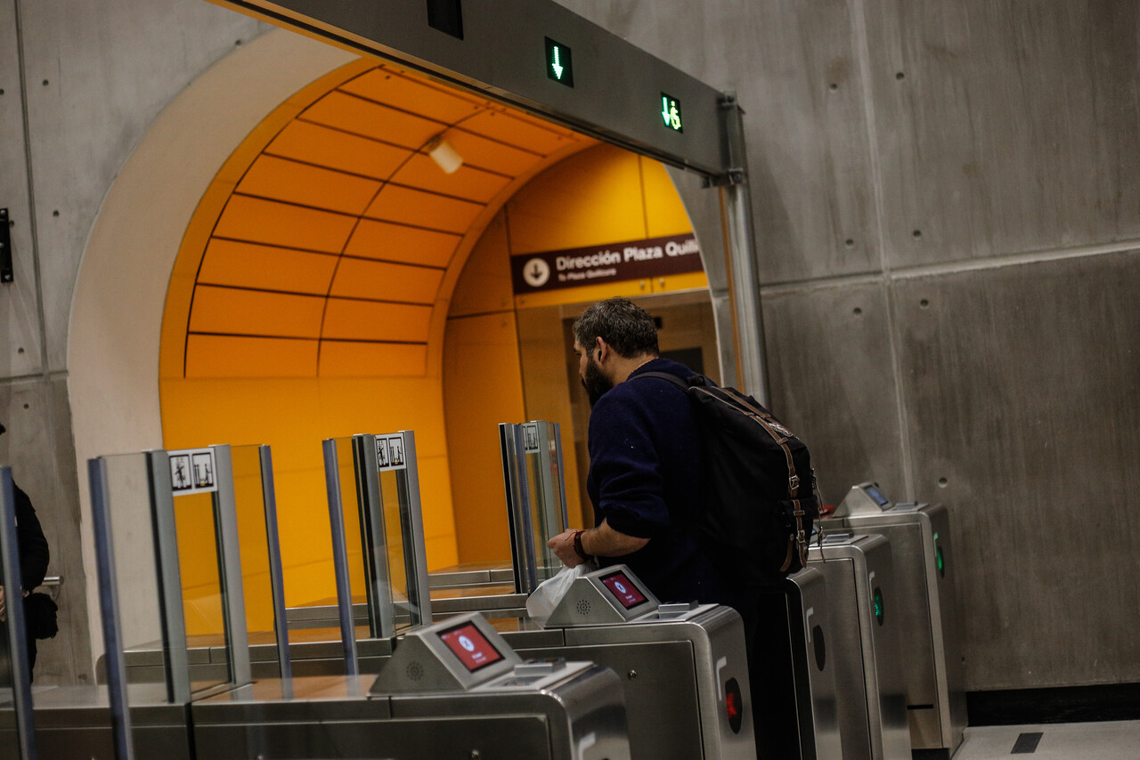 Persona entrando al Metro de Santiago. Horarios Metro