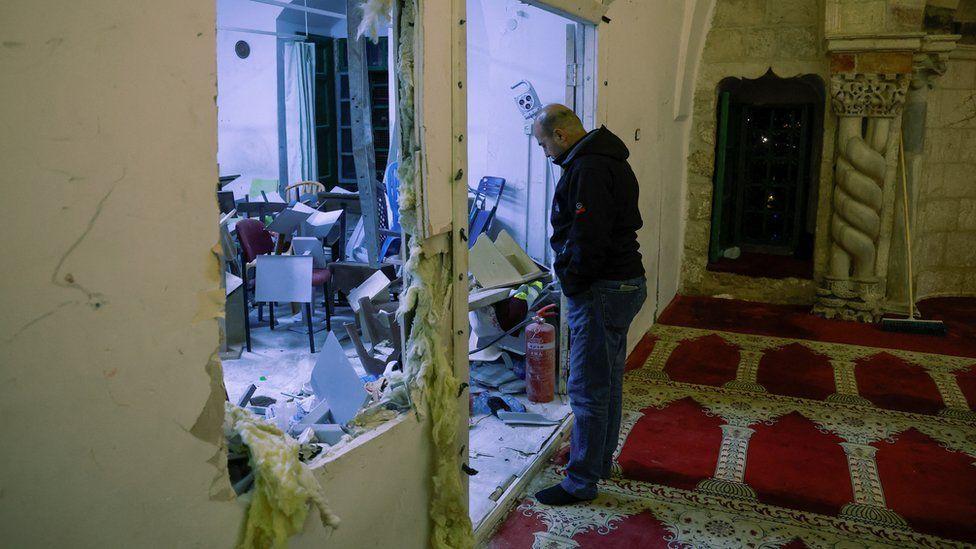 Los daños que le ha dejado los enfrentamientos a la mezquita han sido considerables.