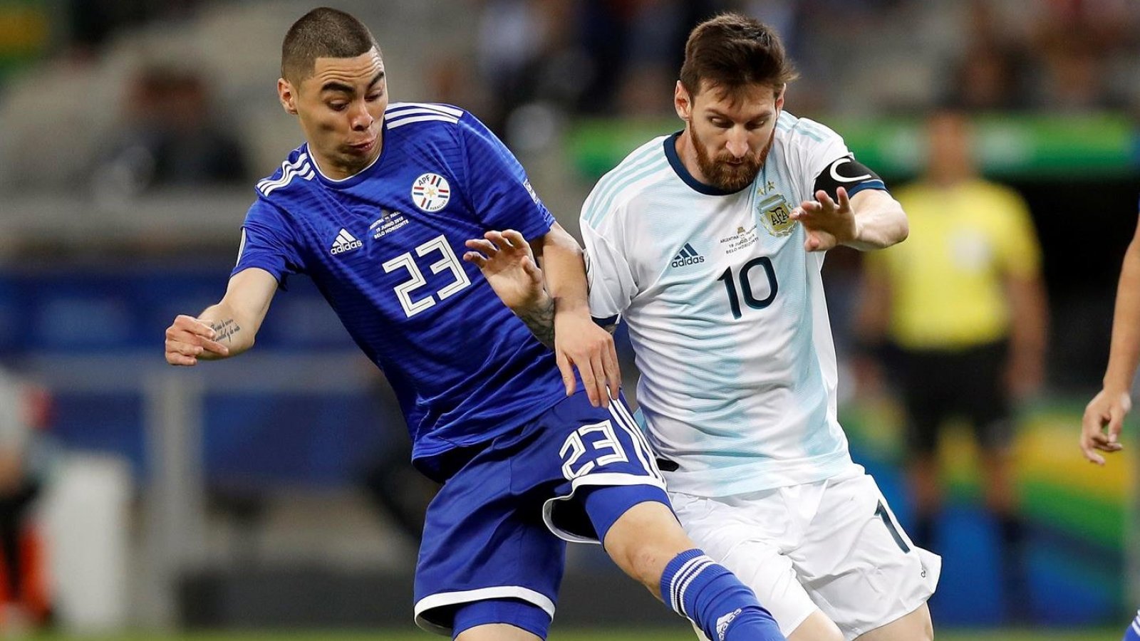 Lionel Messi de Argentina y Miguel Almirón de Paraguay