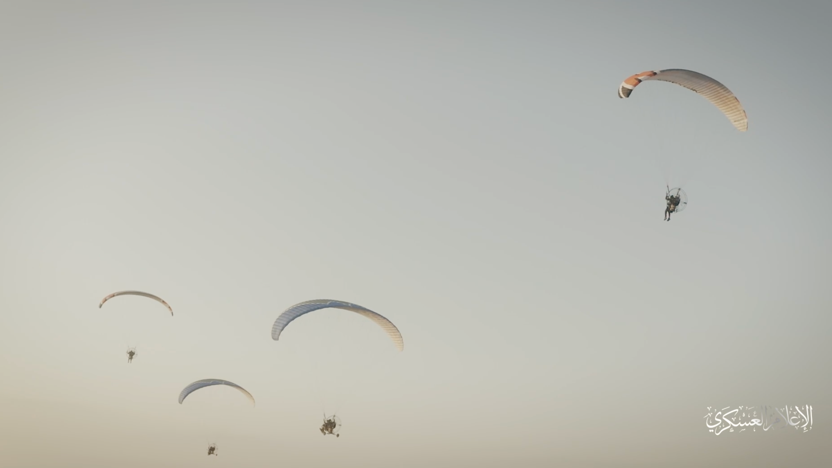 Combatientes de Hamás entrando en Israel en paracaídas motorizados