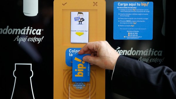 Tarjeta Bip! siendo cargada. Saldo Bip