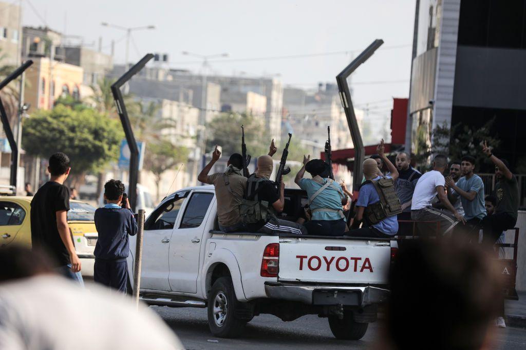 Combatientes de Hamás regresan a la Franja de Gaza en una camioneta con fusiles en el aire
