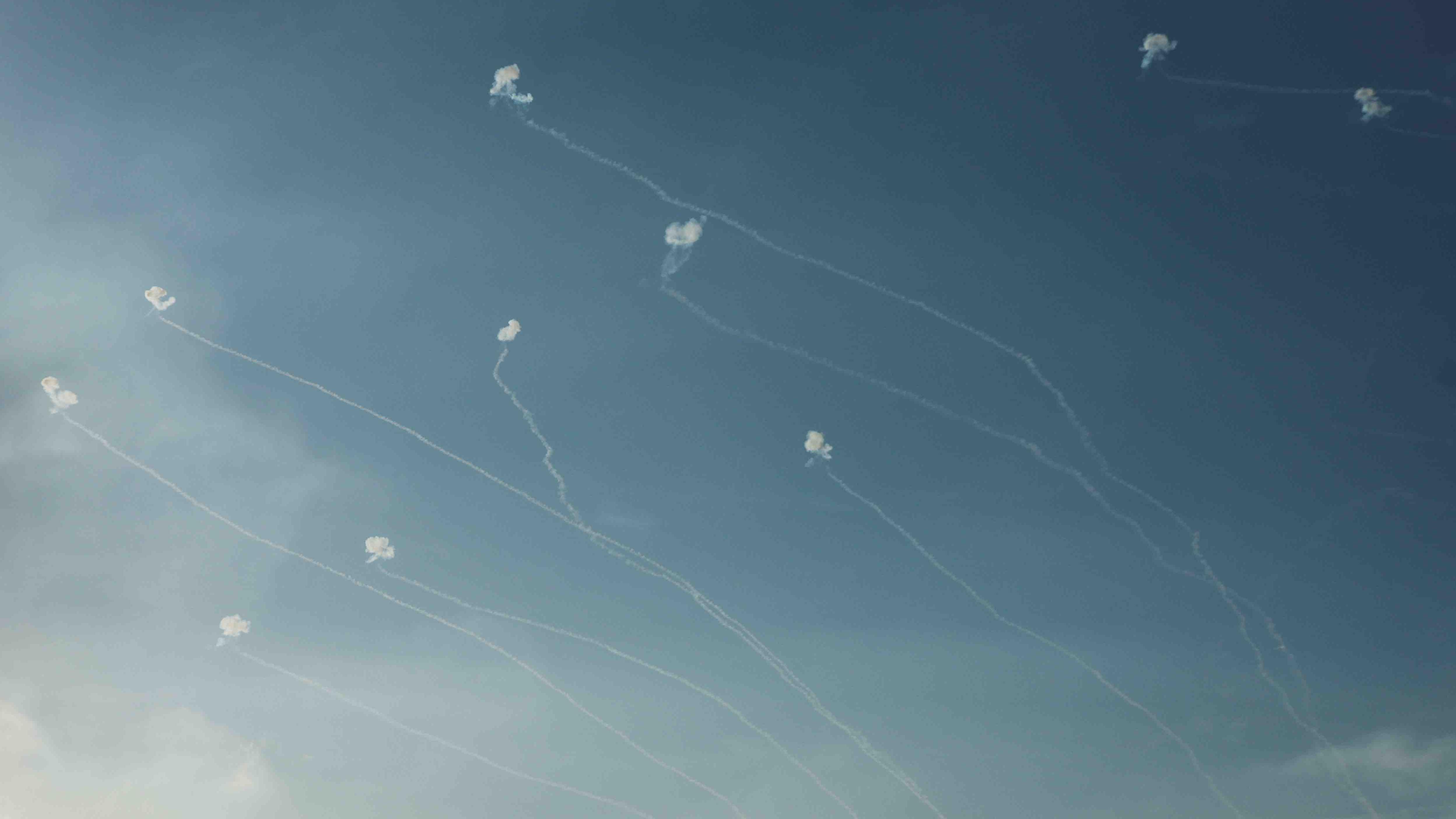 El sistema antimisil Domo de Hierro de Israel intercepta cohetes lanzados desde la Franja de Gaza