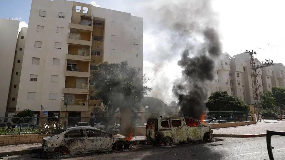 Vehículos incendiados en la ciudad israelí de Ashkelon, tras un ataque con cohetes lanzados desde Gaza