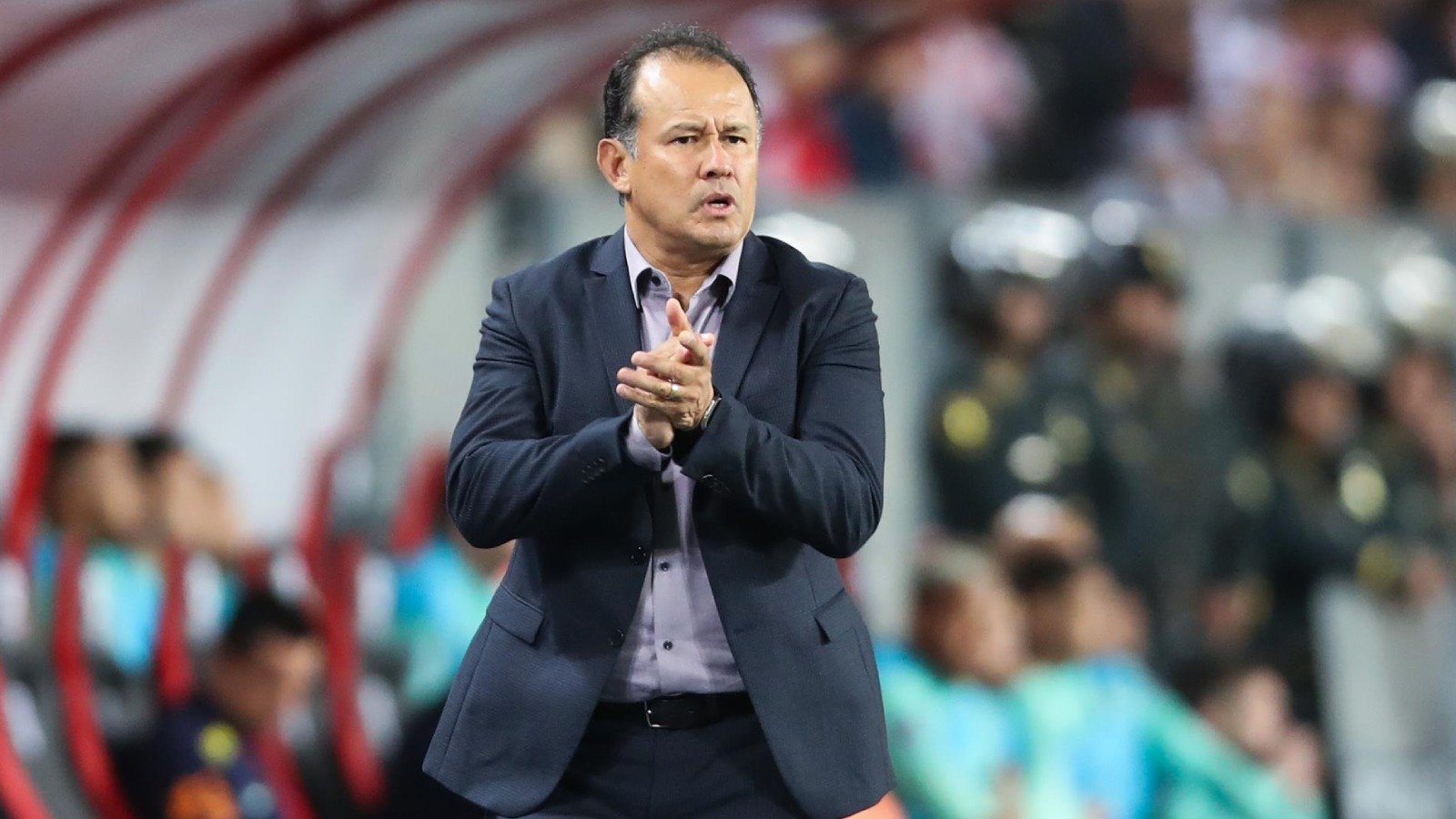Juan Reynoso dirigiendo a Perú