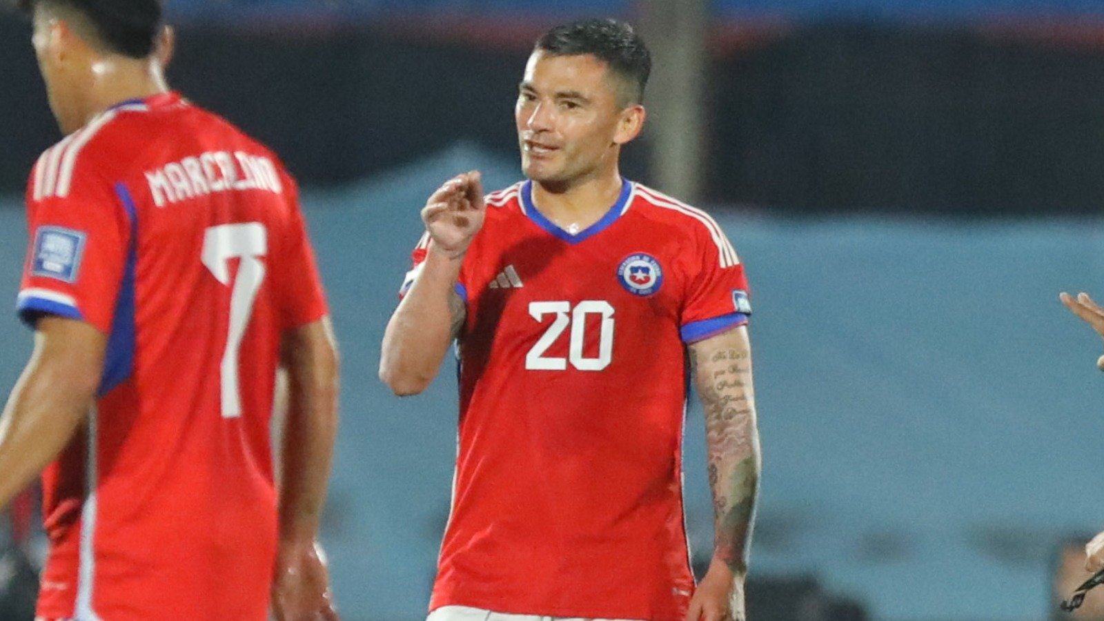 Charles Aránguiz jugando por la Selección Chilena