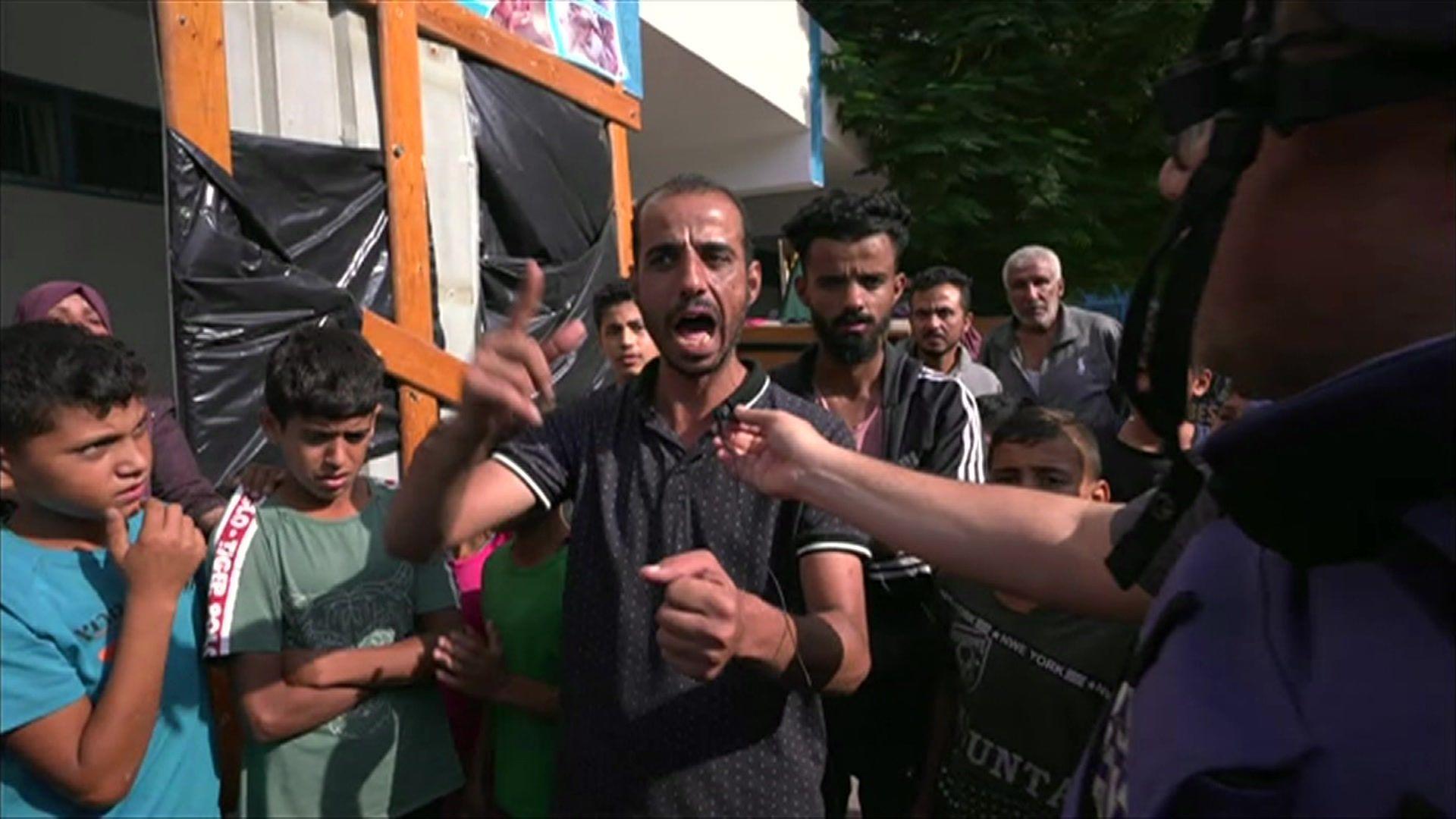 Hombre en un refugio en Gaza