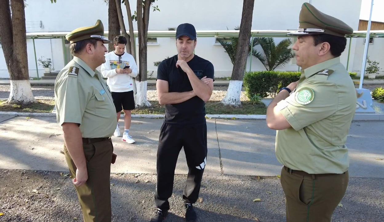 Nicolás Massú recibiendo su vehículo robado