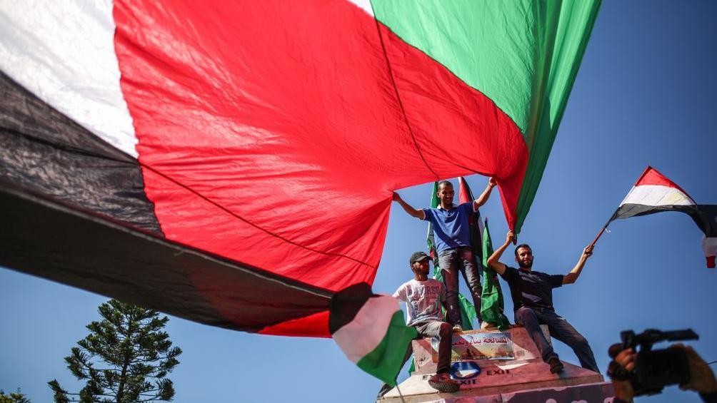 Jóvenes palestinos con bandera