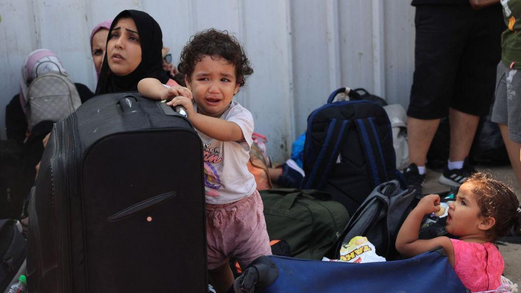 Una familia en un campamento del sur de Gaza