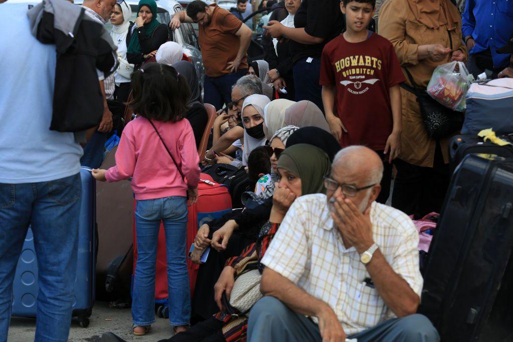 Palestinos en un campamento de Rafah