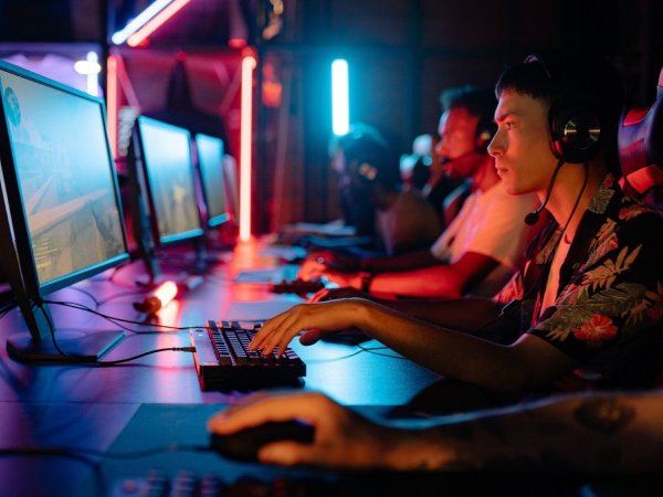 Jóvenes participando de un torneo de Esports