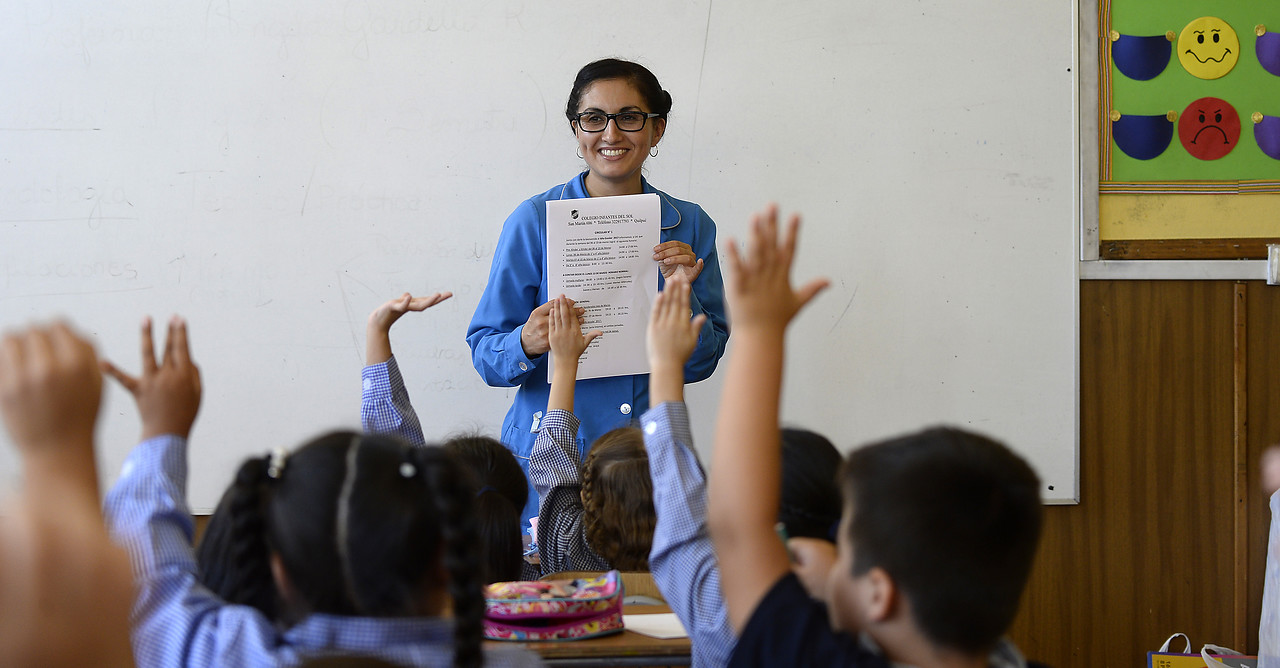 Profesora en sala de clases. Día del Profesor.