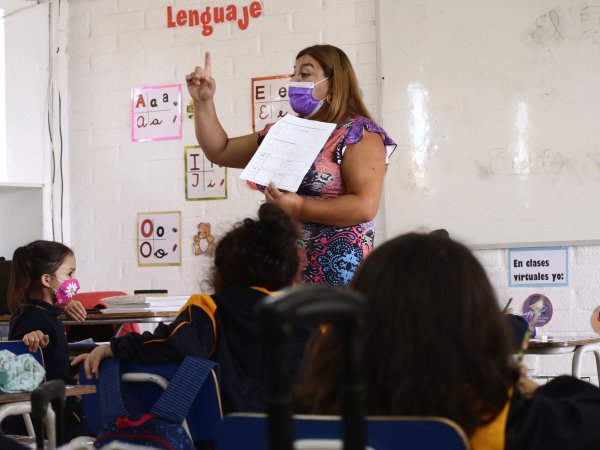 Profesora en sala de clases. Día del Profesor en Chile.
