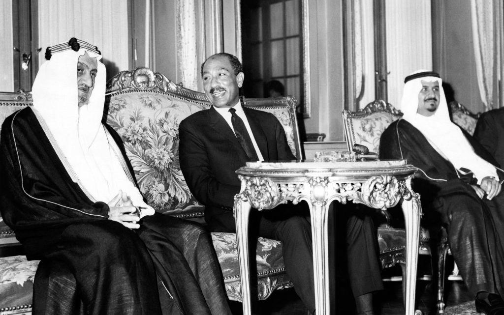 El rey Fáisal y el líder egipcio Anwar el-Sadat en un encuentro en 1974. 