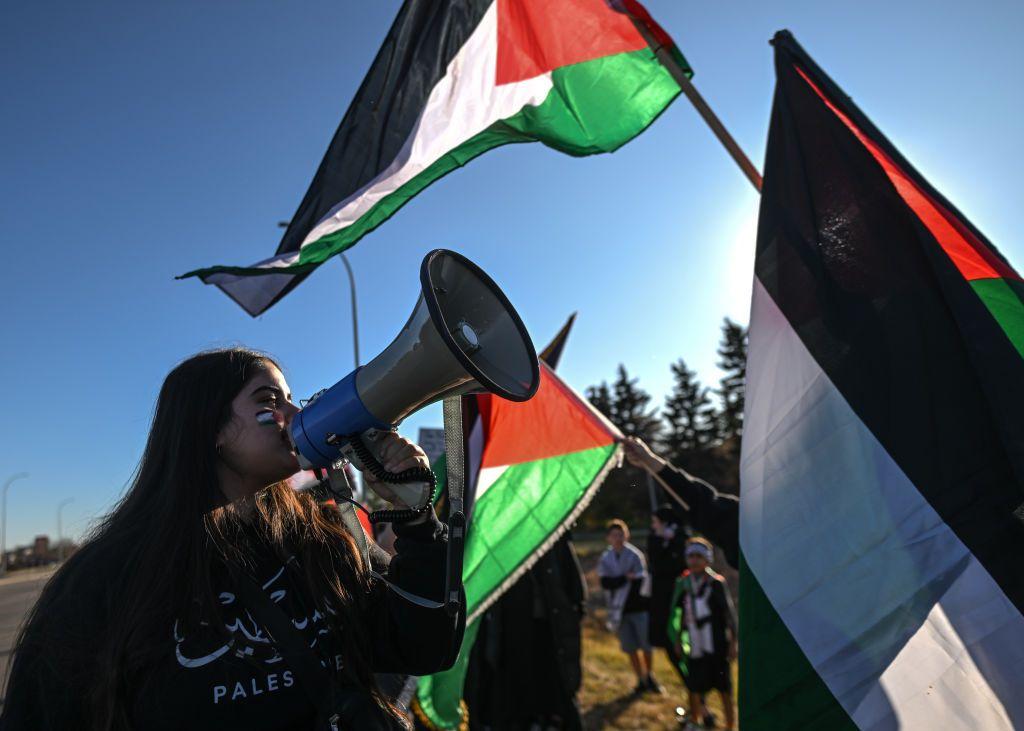 La respuesta de Israel al ataque de Hamás ha generado protestas en ciudades como Londres.
