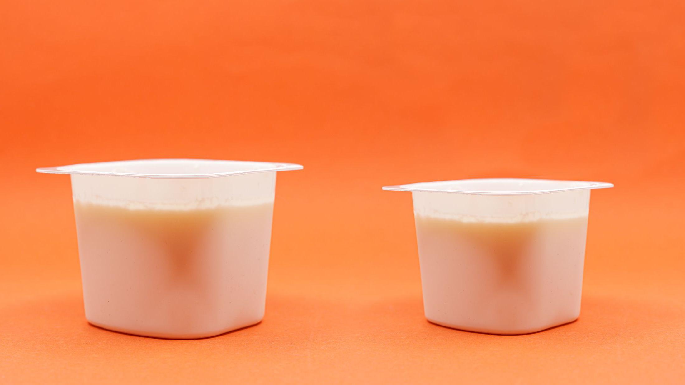 Dos yogures de diferente tamaño