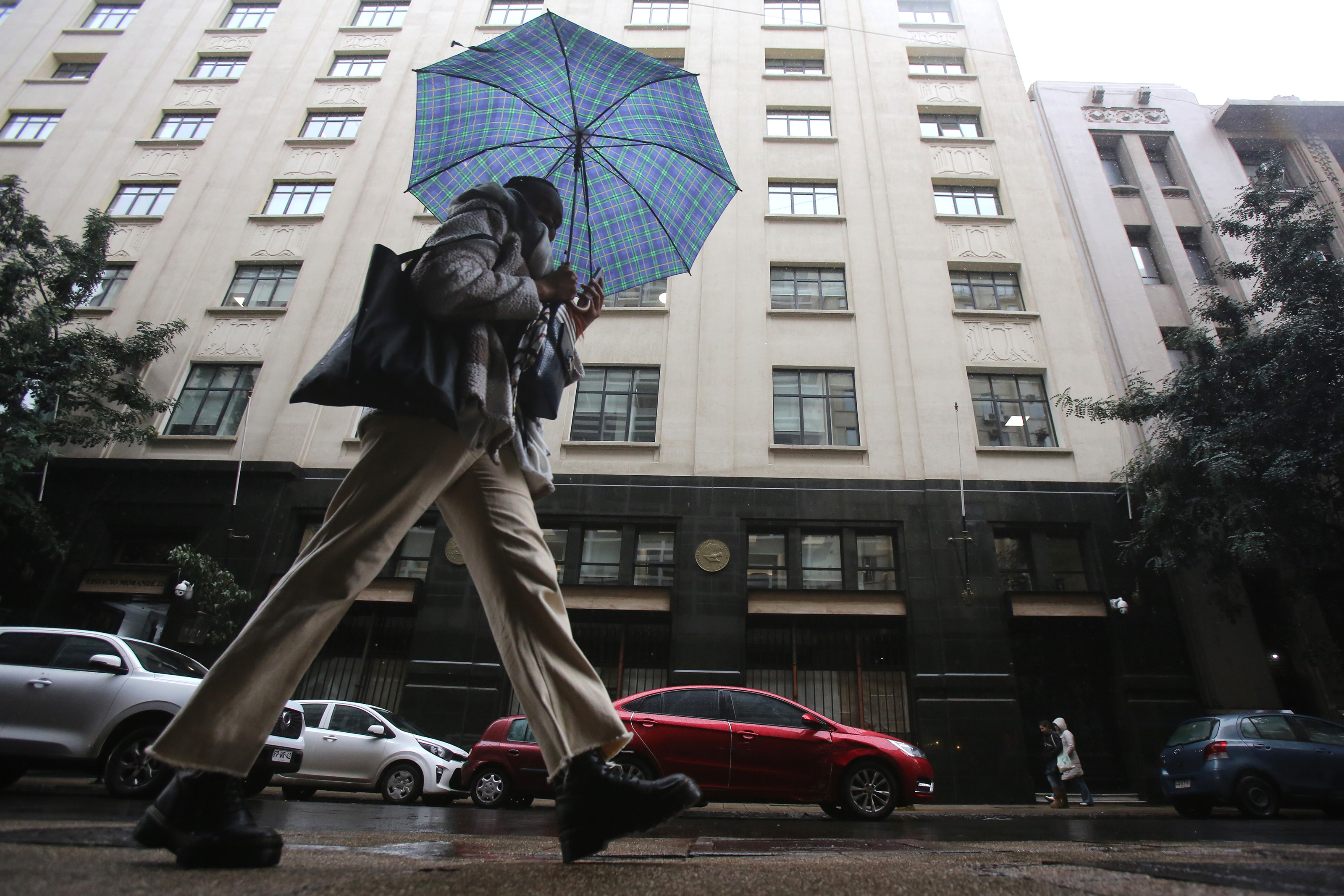 Lluvia en Santiago. Persona caminando bajo la lluvia