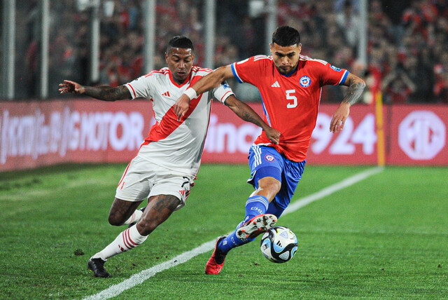 Paulo Díaz jugando por La Roja ante Peru