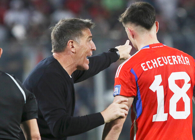 Eduardo Berizzo dándole instrucciones a Rodrigo Echeverría