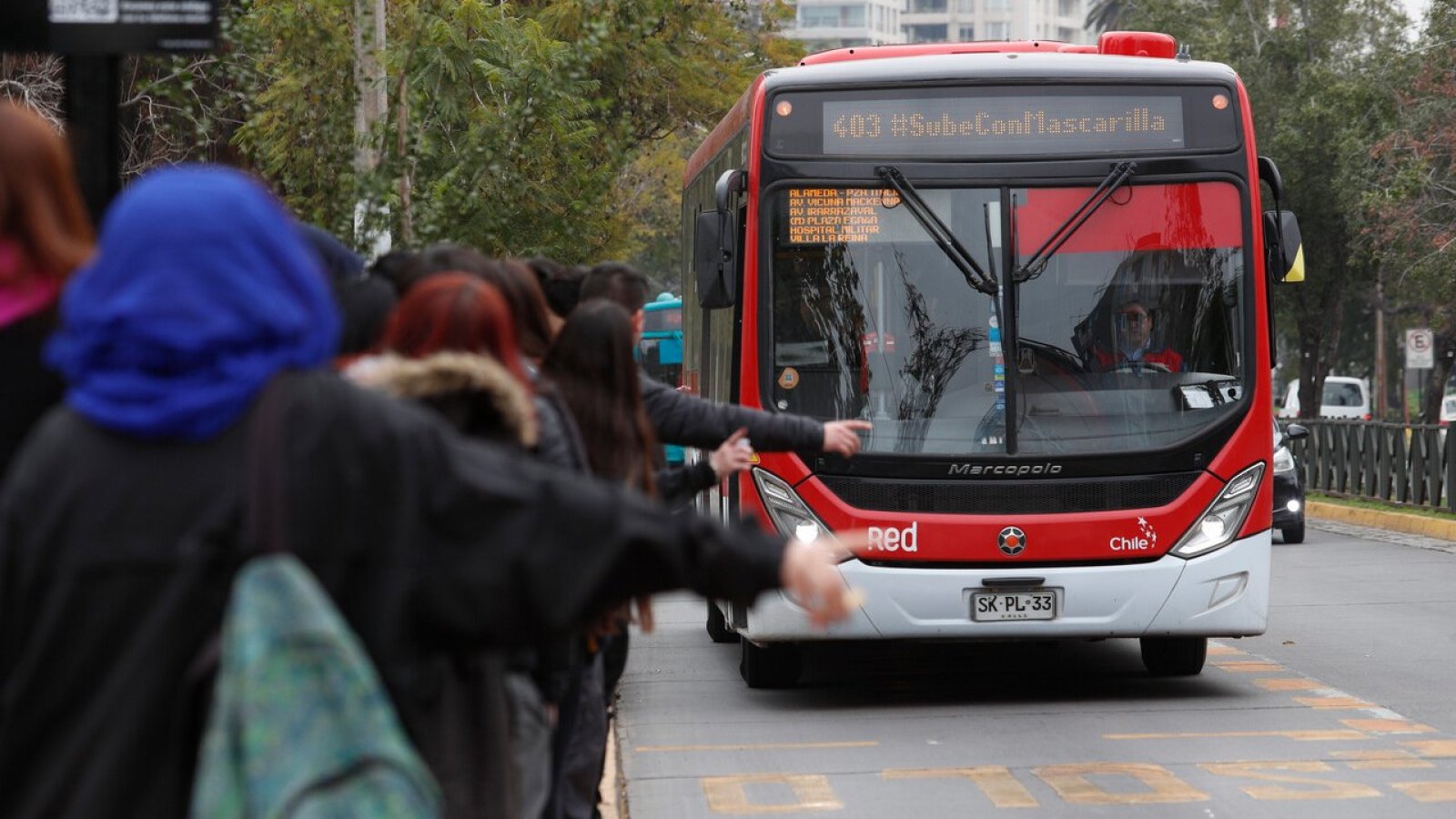 Personas esperando la micro. Dónde viene la micro. Buses RED.