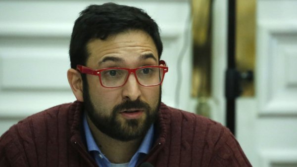 Contraloría da 5 días a Crispi para explicar ausencia en comisión
