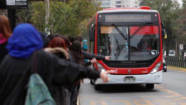 Personas esperando la micro. Dónde viene la micro. Buses RED.