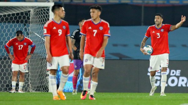 Defensa de La Roja en su caída ante Uruguay