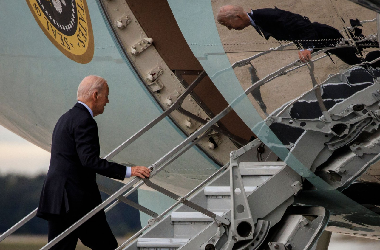 Joe Biden aborda el avión presidencial